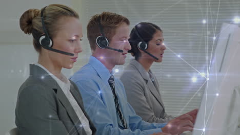 animazione della rete di connessioni su uomini d'affari che indossano cuffie telefoniche