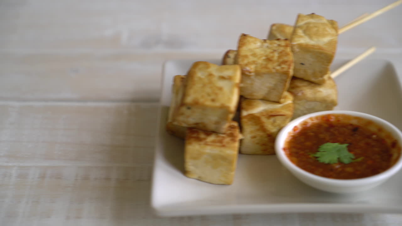 tofu frito - comida saludable y comida vegana o vegetariana