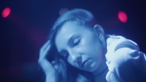 mujer en un club nocturno