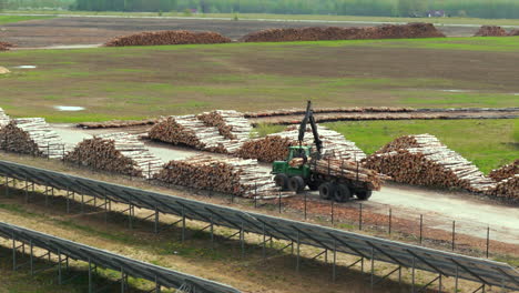 Traktor-Lädt-Birkenstämme-Durch-Sperrholzfabrik