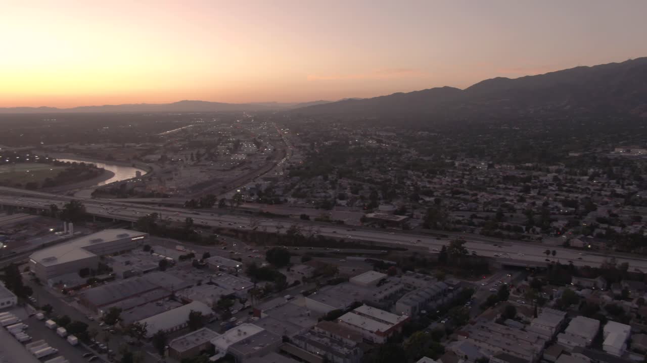 Panoramica orizzontale ad alta quota al tramonto a Glendale, California, USA, rivolta verso il sole