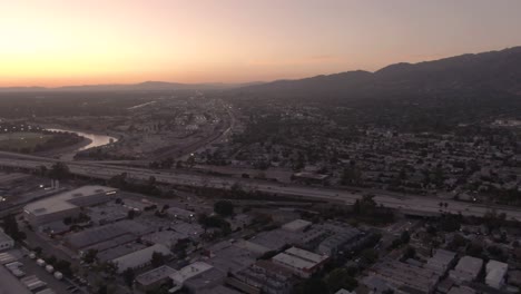 Una-Panorámica-Horizontal-De-Gran-Altitud-Durante-La-Puesta-De-Sol-En-Glendale,-California,-EE.UU.,-Frente-Al-Sol