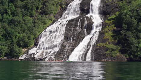 Uno-De-Los-Arroyos-De-La-Cascada-De-Las-Siete-Hermanas-En-El-Fiordo-De-Geiranger