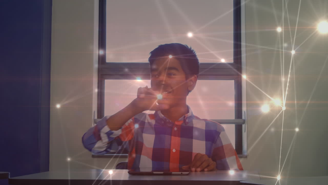 發光網絡連線，背景為小男孩在小學輕觸隱形螢幕。