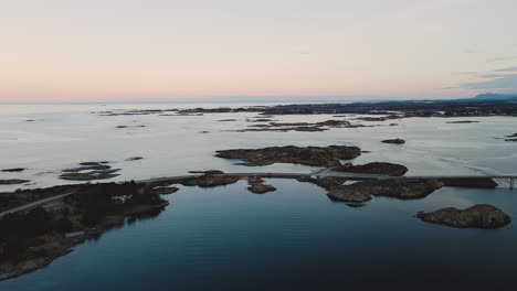 Hermosa-Vista-De-Una-Isla-Con-La-Carretera-Del-Océano-Atlántico-Al-Atardecer-En-Atlanterhavsveien,-Noruega