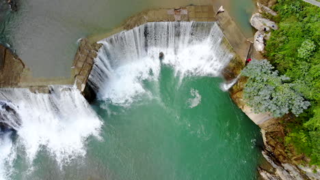 Vogelperspektive-Großer-Fluss-Verwandelt-Sich-In-Einen-Riesigen-Wasserfall-In-Den-Bergen