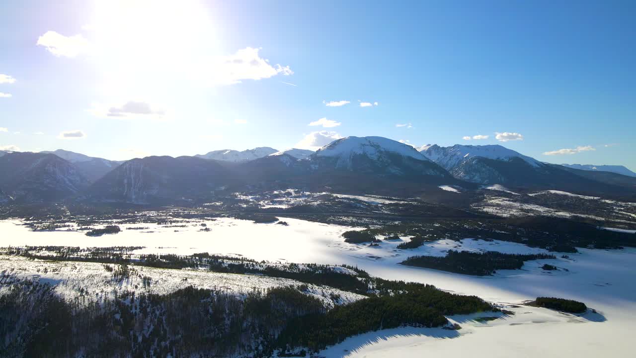 바위 산의 놀라운 겨울 풍경