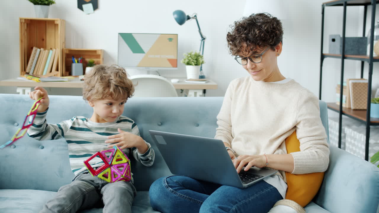 madre e hijo aprendiendo juntos en casa