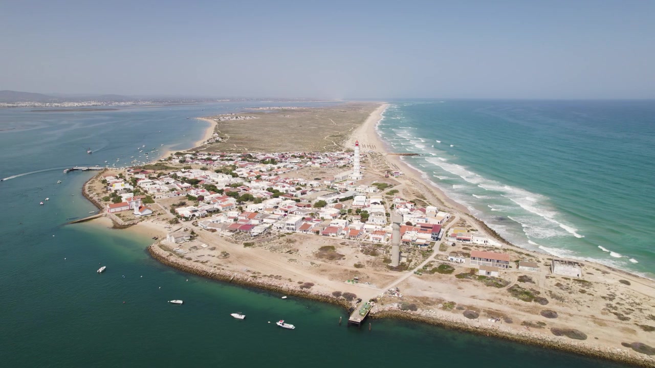 Vista panorámica aérea de establecimiento de la Isla Farol, Olhão, Portugal