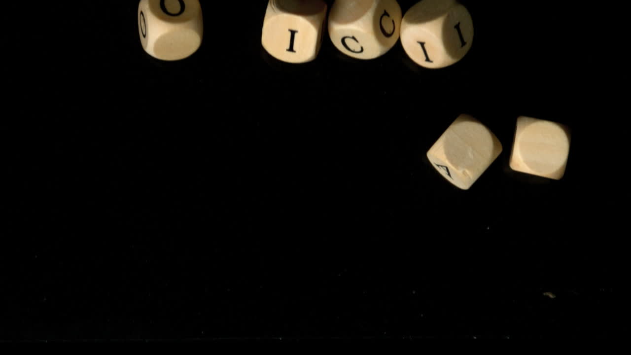 los dados de las noticias caen juntos.