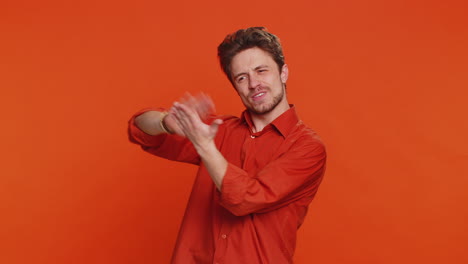 hombre mostrando desperdiciando arrojando compartiendo dinero más propinas gran ganancia ganando lotería premio mayor compras
