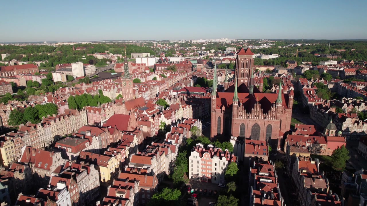 La bellissima Danzica, Polonia. Vista con drone 4K della Città Vecchia con Cattedrali ed Edifici Storici.