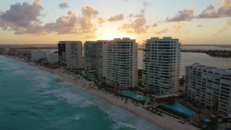 Die-Drohne-Umkreist-Die-Strandresorts-Der-Hotels-Während-Des-Wunderschönen-Sonnenuntergangs-Im-Paradies