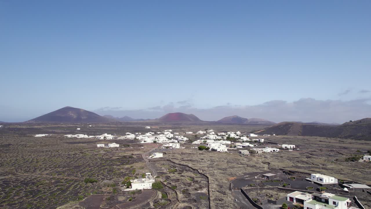 pequeña ciudad del desierto, edificios blancos y montañas en un día soleado