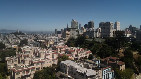 Un-Impresionante-Vídeo-Que-Muestra-Los-Bienes-Raíces-Y-El-Horizonte-De-San-Francisco,-Capturando-El-Paisaje-Desde-El-Nivel-Del-Suelo-Hasta-El-Horizonte.