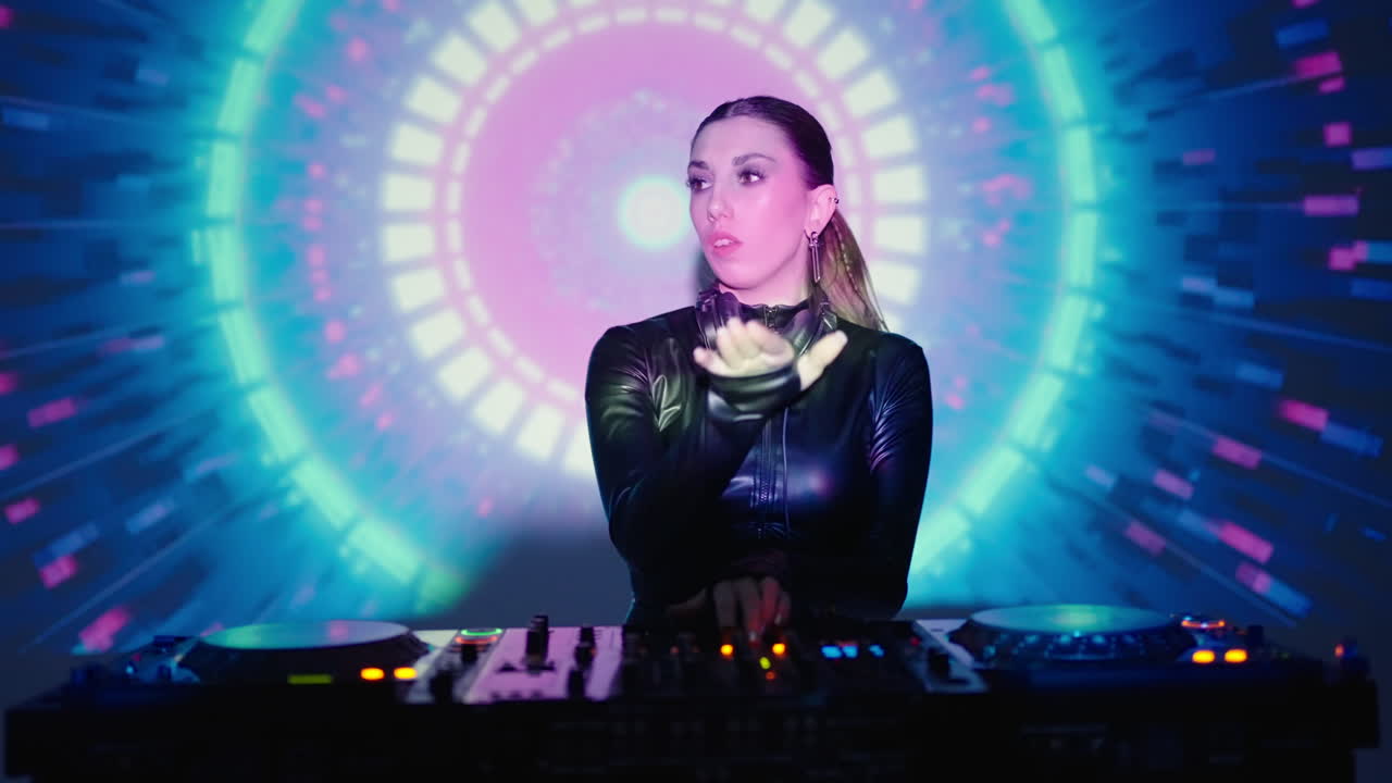 dj femenina actuando en un club nocturno