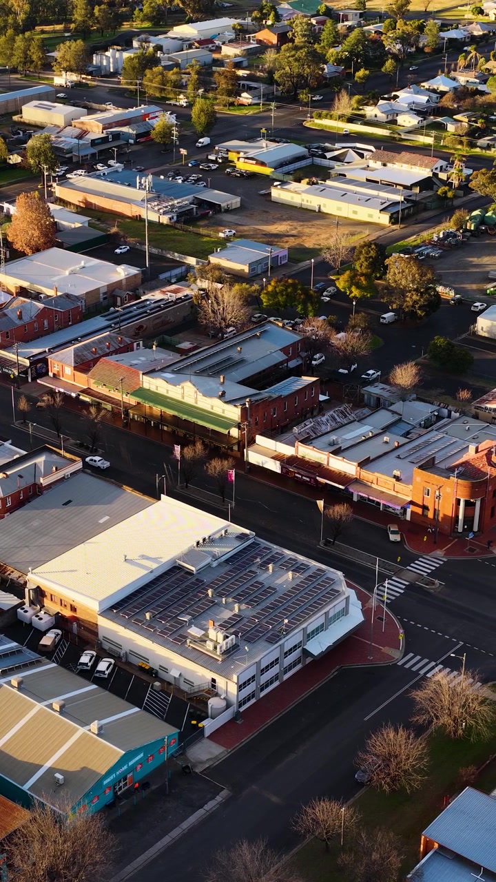 Droneoptagelse fra høj vinkel af hustage og gader i en lille by i Coonabarabran, New South Wales, Australien.