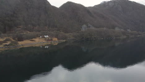Reflejo-Difuso-De-Montañas-En-El-Agua-En-Tysfjord,-Nordland,-Noruega