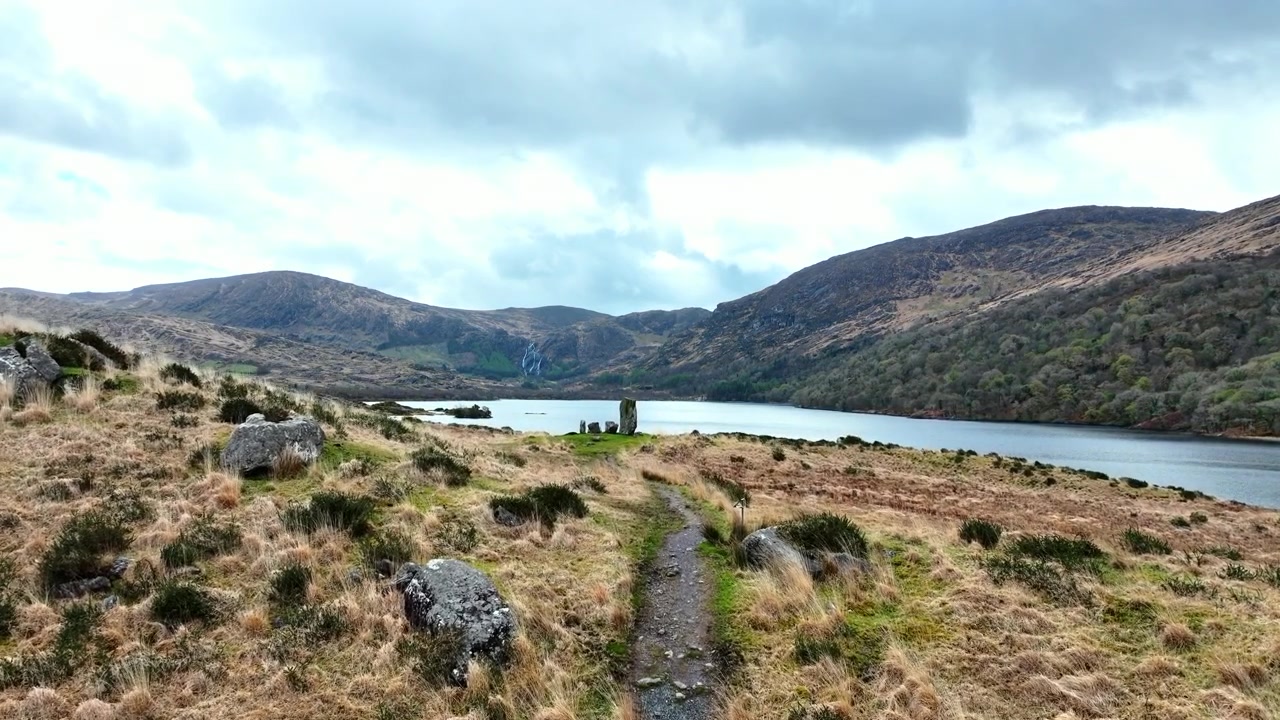 Irland episke historiske steder dronevisning av Uragh bautasteiner Gleninchquin-dalen Kerry episk fjell- og innsjølandskap
