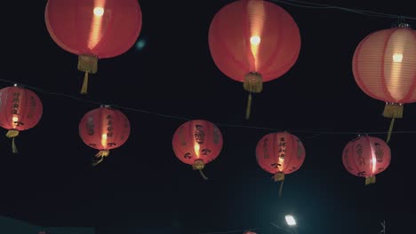 las linternas tradicionales decoran la calle de la ciudad asiática por la noche