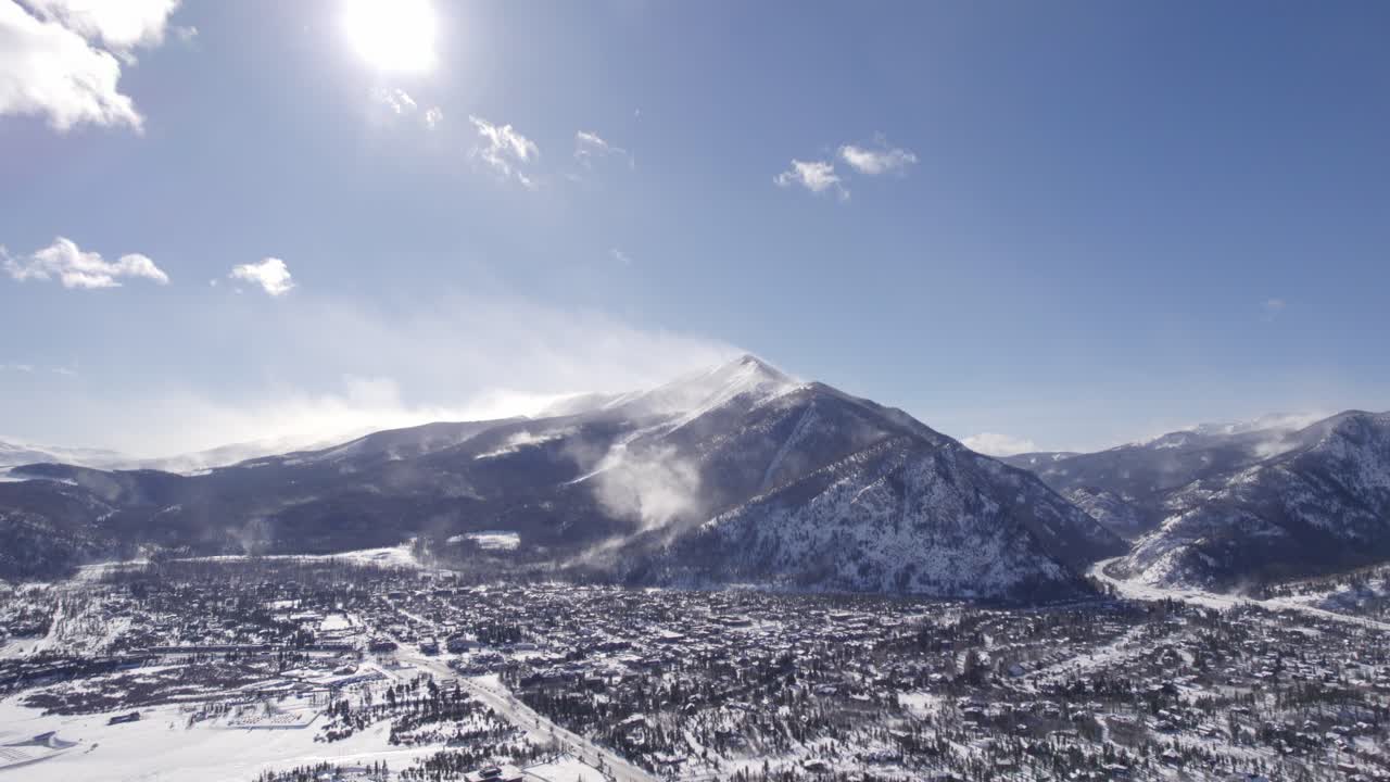 기지에 마을이 있는 눈 덮인 산