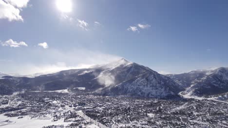 montañas nevadas con pueblo en la base