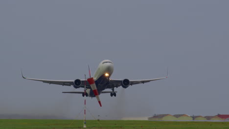 el despegue del avión