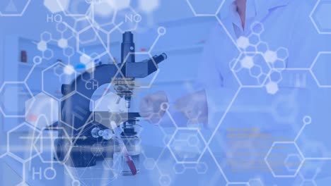 animación de fórmulas químicas sobre una científica en el laboratorio