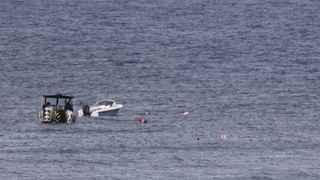 물에 기반을 둔 작업에 참여하는 트랙터와 보트