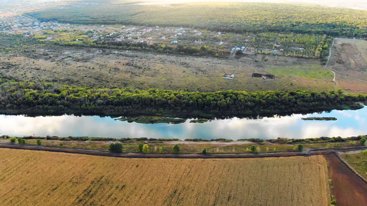 강 과 마을 풍경 의 공중 사진