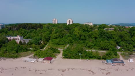 Luftaufnahme-Des-Leeren-Strandes-In-Kiten,-Bulgarien-Mit-Kleinen-Wellen