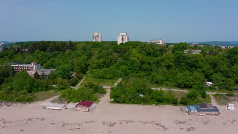 vista aérea de la playa vacía en kiten bulgaria con pequeñas olas