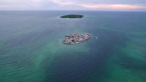 Besiedelte-Insel-Und-Eine-Unberührte-Insel-Mitten-Im-Karibischen-Meer-Bei-Sonnenuntergang