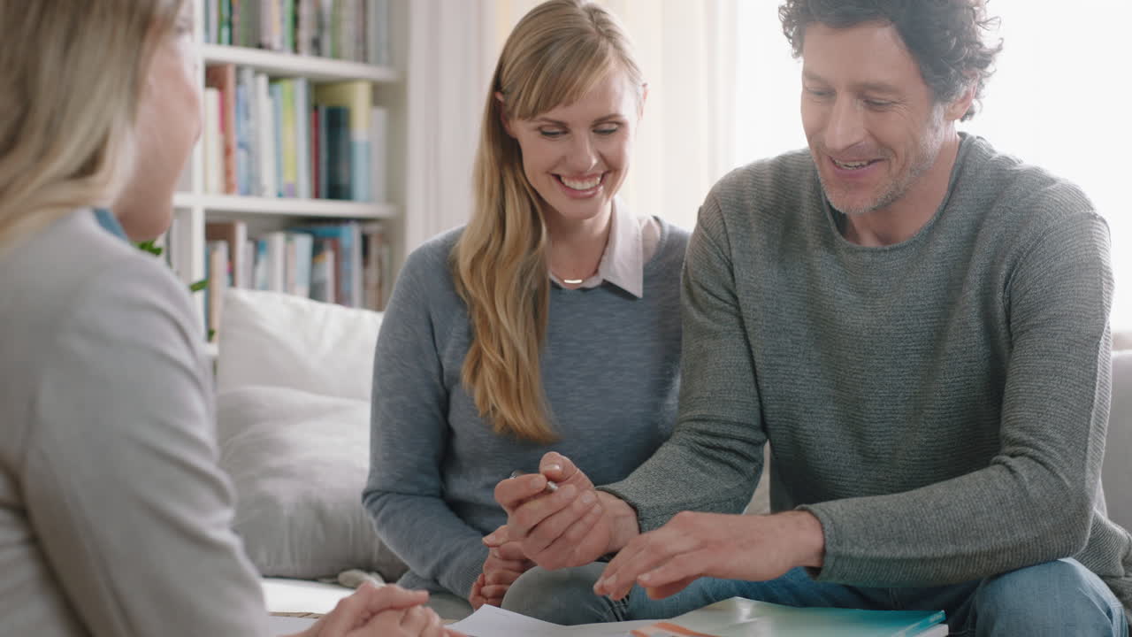 casal feliz a conhecer um agente imobiliário a comprar uma casa proprietários de casas novas a assinar um contrato de arrendamento hipotecário a comprar uma propriedade a apertar a mão de um agente imobiliário a desfrutar de um investimento