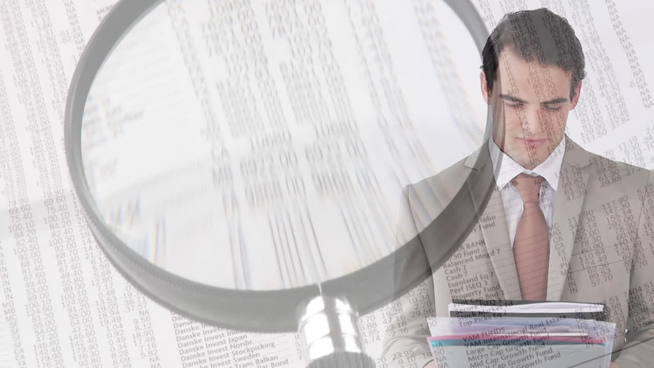 animación de lectura de vidrio y texto sobre hombre de negocios caucásico sonriendo