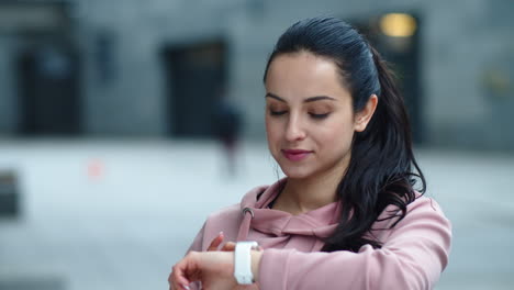 Cierra-A-Una-Chica-Guapa-Mirando-Un-Mensaje-En-El-Reloj-De-Fitness-En-Cámara-Lenta.