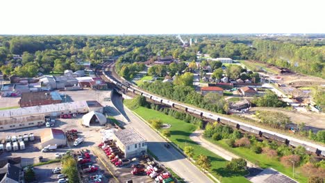 Aus-Der-Luft-über-Einen-Langen-Güterzug-Aus-Öltankwagen,-Der-Sich-Schnell-Durch-Den-Ländlichen-Mittleren-Westen-Bewegt