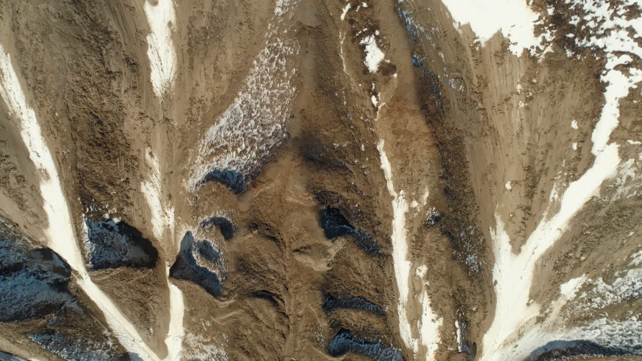 눈 인 언덕 과 계곡 의 공중 풍경