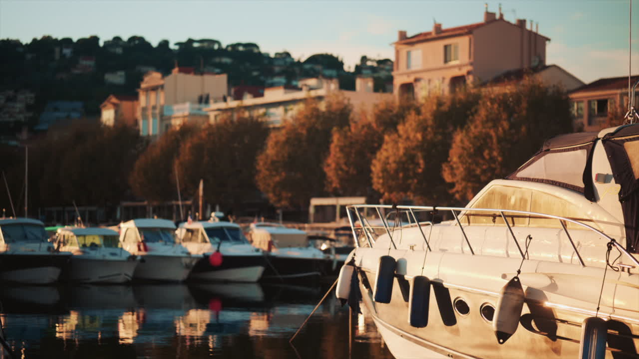 Primo piano di uno yacht bianco che riflette la luce del sole sull'acqua calma