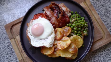 costillas caseras a la riojana con tocino frito, huevo de lado soleado, guisantes verdes y papas fritas