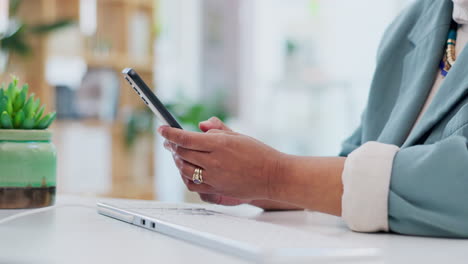 oficina, teléfono y persona de negocios manos escribiendo