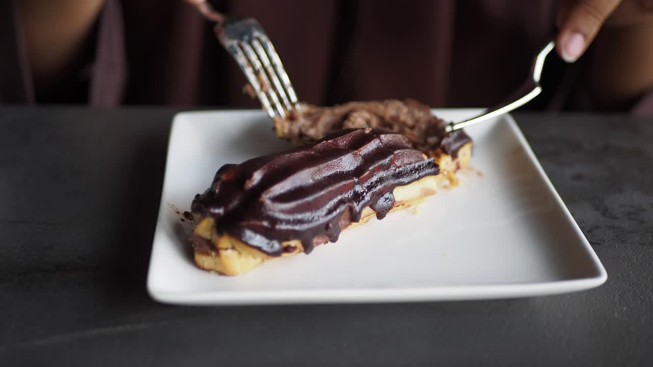 Jedení čokoládového profiterolu