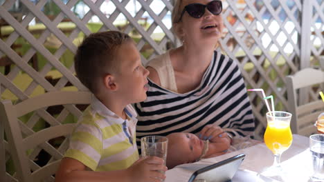 Familie-Hat-Einen-Guten-Tag,-Mutter-Mit-Baby-Und-älterer-Sohn-Entspannen-Sich-Im-Café