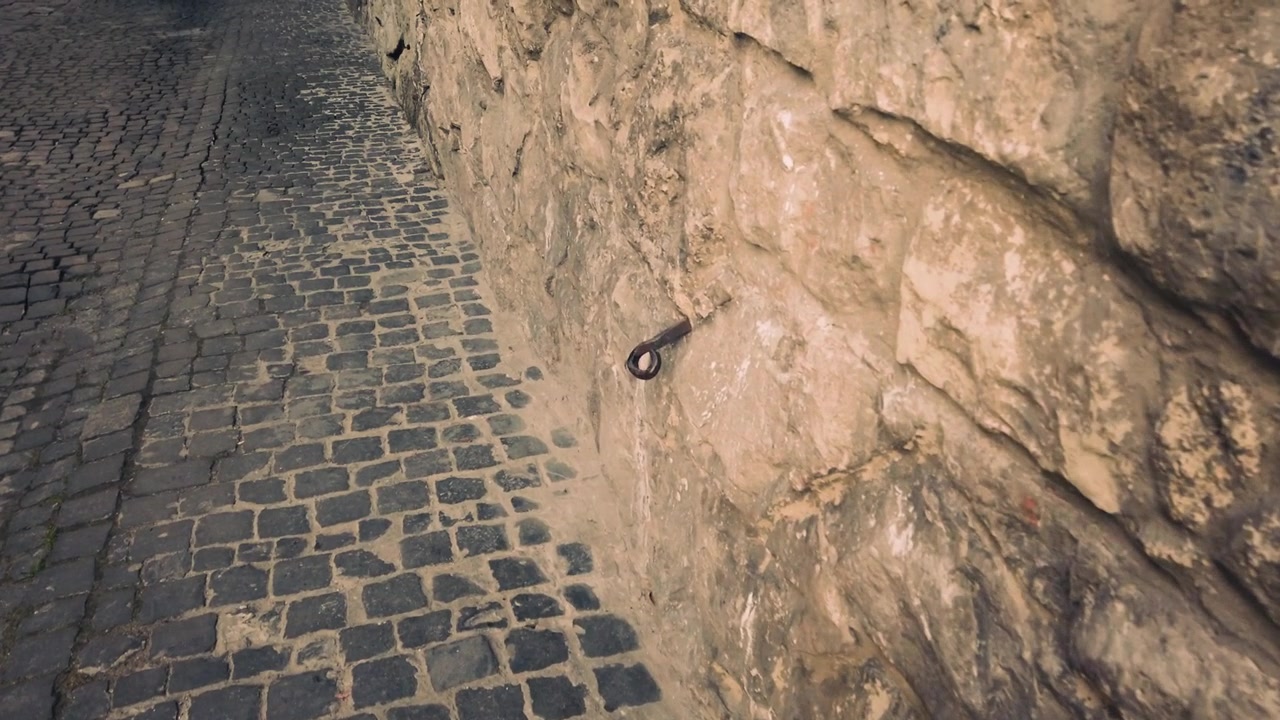 Antico muro medievale in pietra. Un elemento di architettura antica.