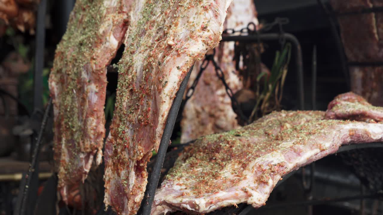costillas de cerdo marinadas a la parrilla - parrilla a costillar en pomaire, chile