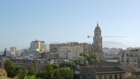 Toma-Panorámica-Al-Atardecer-De-La-Catedral-De-Málaga,-España-Desde-El-Punto-De-Vista-De-La-Cima-De-La-Colina-Del-Castillo-De-Gibralfaro.