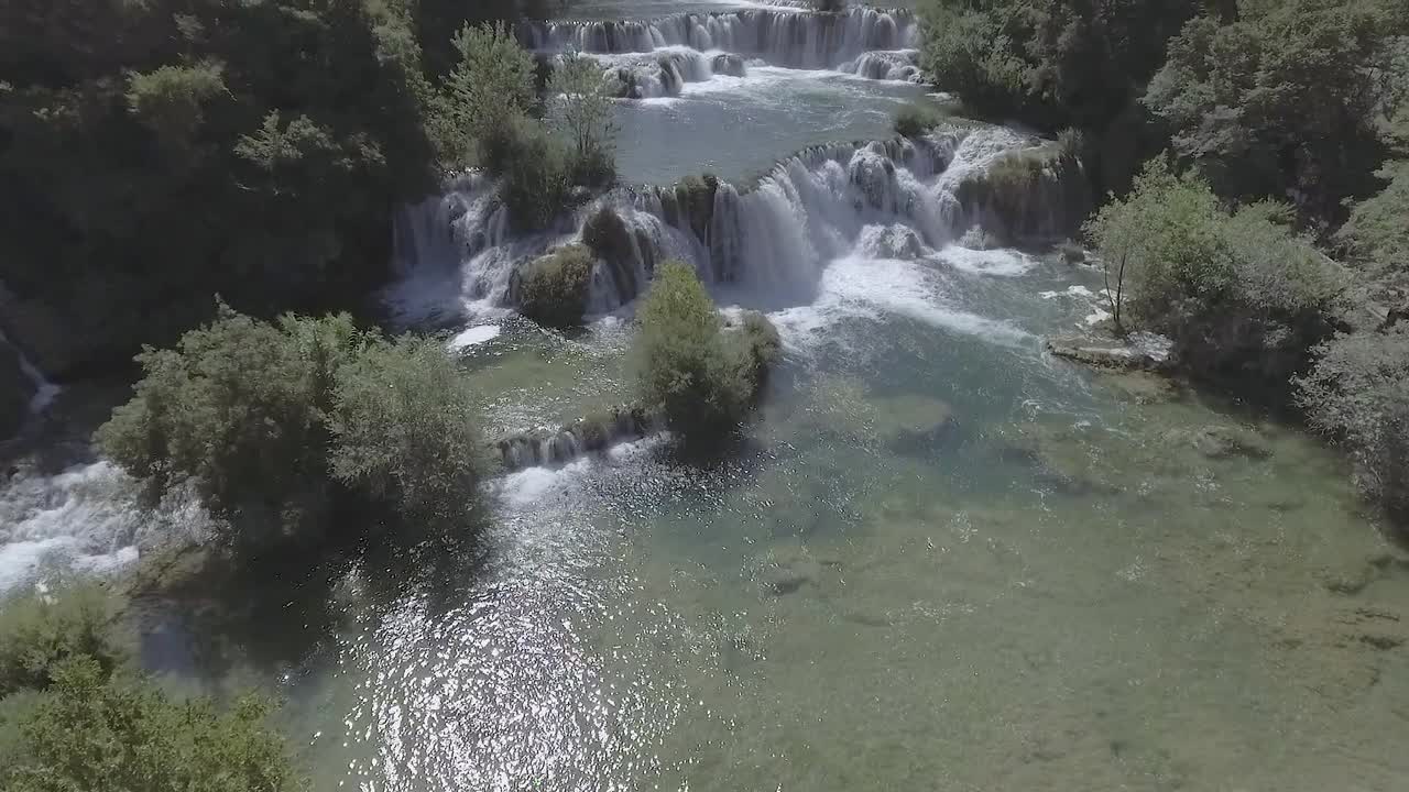 hermosa antena de drones sobre las cascadas de krka en croacia