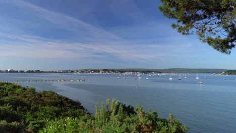 Vista-Del-Puerto-De-Poole,-Los-Bancos-De-Arena-Y-La-Isla-De-Brownsea