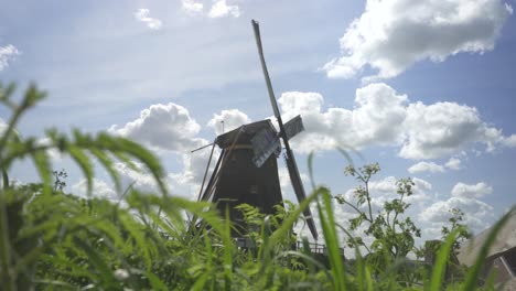 Molinos-De-Viento-Vrouwgeestmolen-De-Países-Bajos---Tiro-Inclinado-Hacia-Arriba