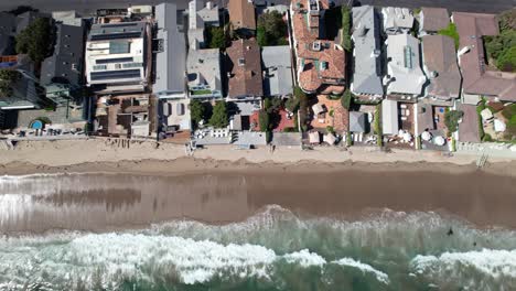 Top-down-aerial-view-of-seafront-homes-on-Malibu-beach-in-California,-America